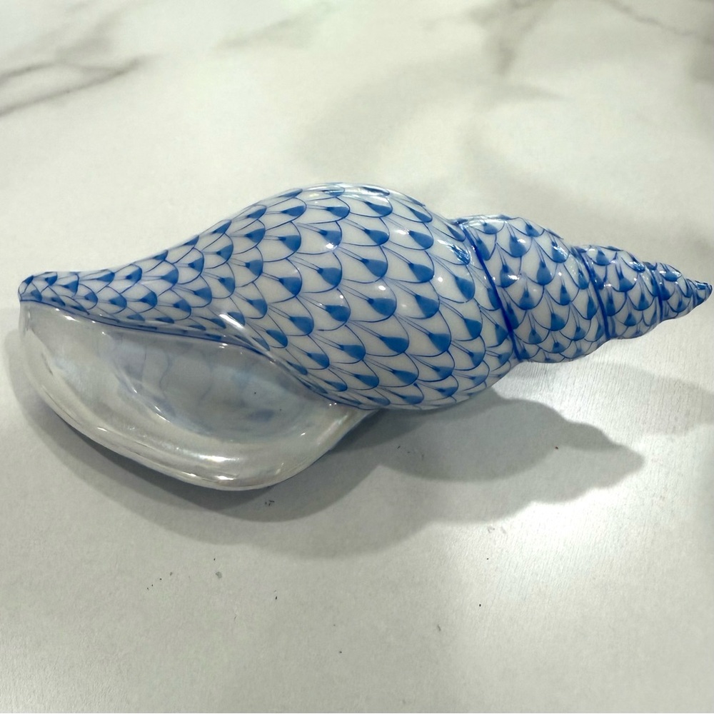 Herend Hungary Tulip Shell in blue